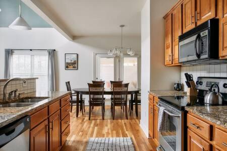 The Commodore - Stunning Vandy Home, Walk To It All Nashville Buitenkant foto